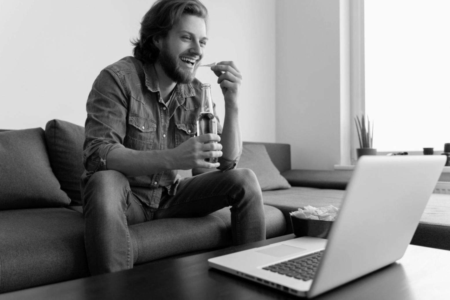 Espace de travail avec documentation technique et ordinateur portable